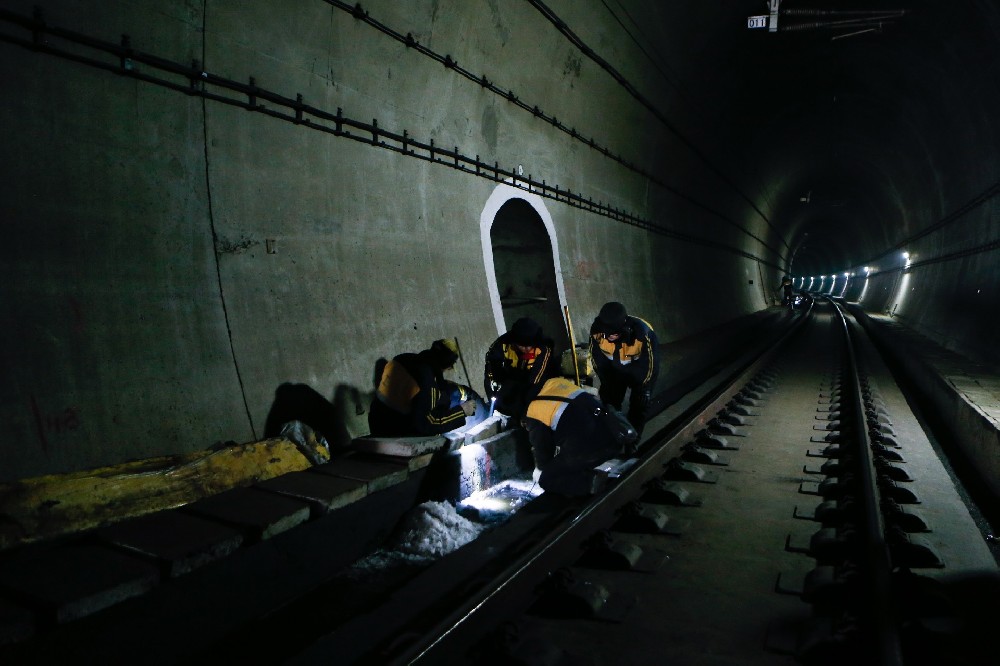 锡山铁路运营隧道病害现状